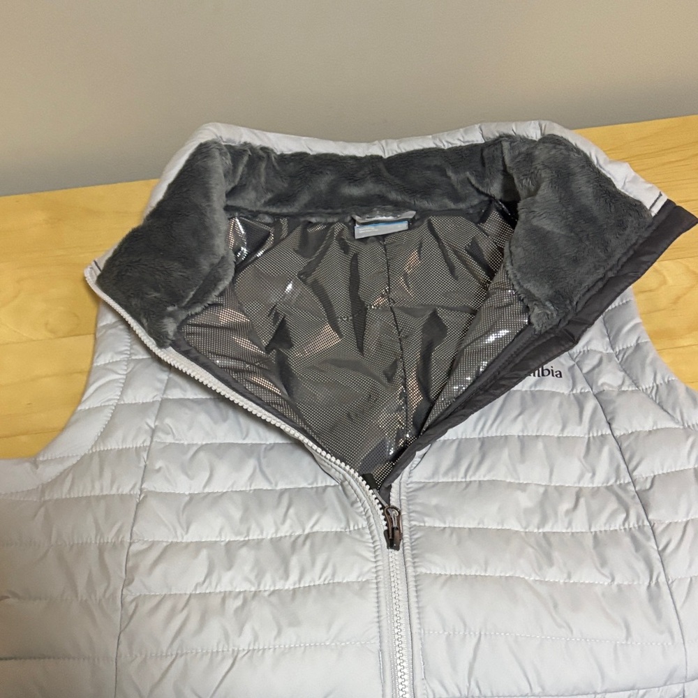 Columbia Women's Light Gray Quilted Vest never worn, pricetag removed - Picture 4 of 5